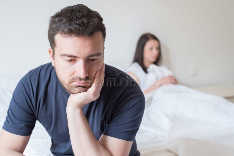 Droevige en nadenkende mens na het debatteren met meisje stock foto's Droevige en nadenkende mens na het debatteren met meisje stock foto's