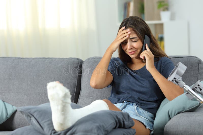 Droevige gehandicapte vrouw die op telefoon spreken stock afbeelding Droevige gehandicapte vrouw die op telefoon spreken stock afbeelding