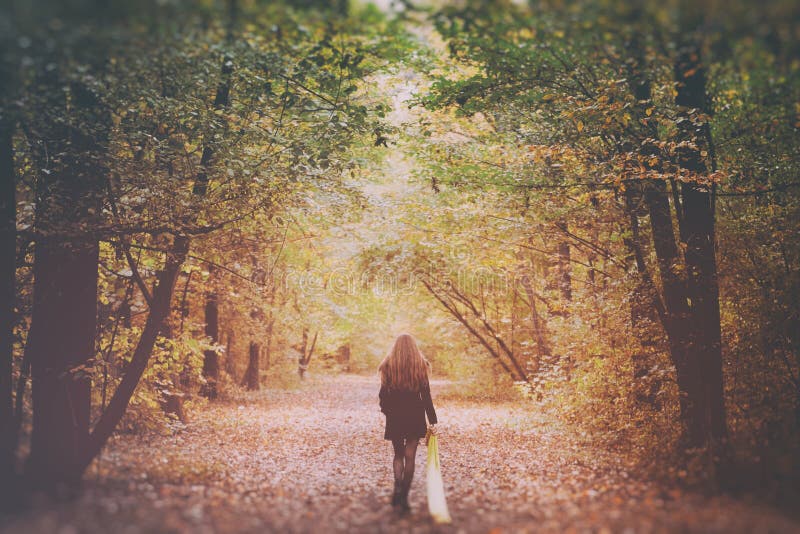 Droevige vrouw die alleen in het hout lopen royalty-vrije stock afbeelding Droevige vrouw die alleen in het hout lopen royalty-vrije stock afbeelding