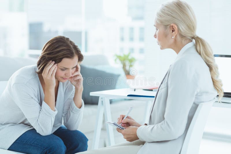 Droevige vrouw met therapeut royalty-vrije stock afbeelding Droevige vrouw met therapeut royalty-vrije stock afbeelding