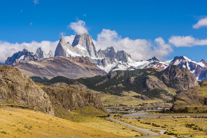 Droga El Chalten i panorama z Fitz Roy g?r? przy Los Glaciares parkiem narodowym obraz stock Droga El Chalten i panorama z Fitz Roy g?r? przy Los Glaciares parkiem narodowym obraz stock