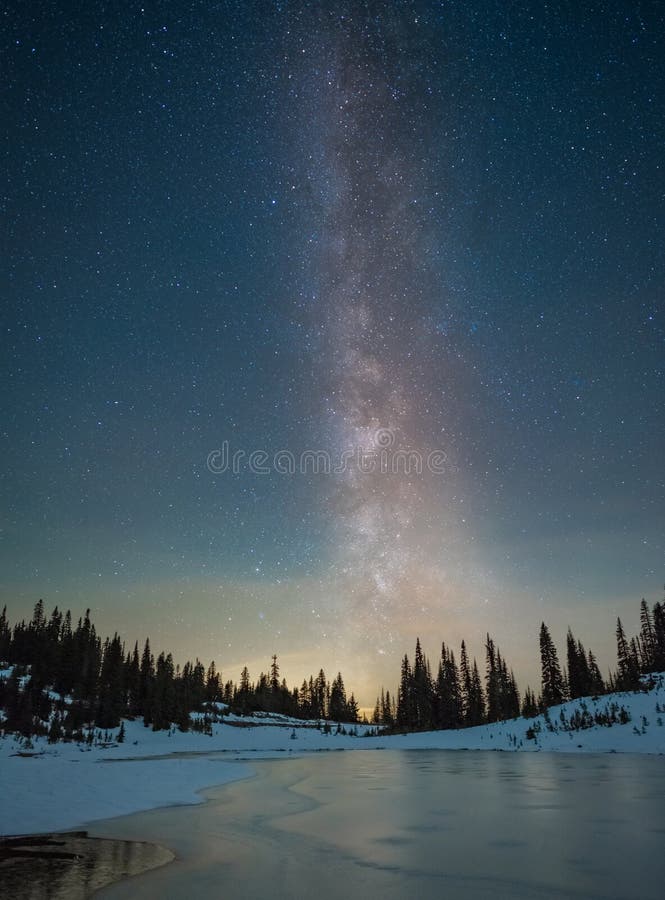 Droga Mleczna nad jeziorem Snowy Tipsoo. Droga Mleczna W Parku Narodowym Mount Rainier Nad Jeziorem Snowy Tipsoo