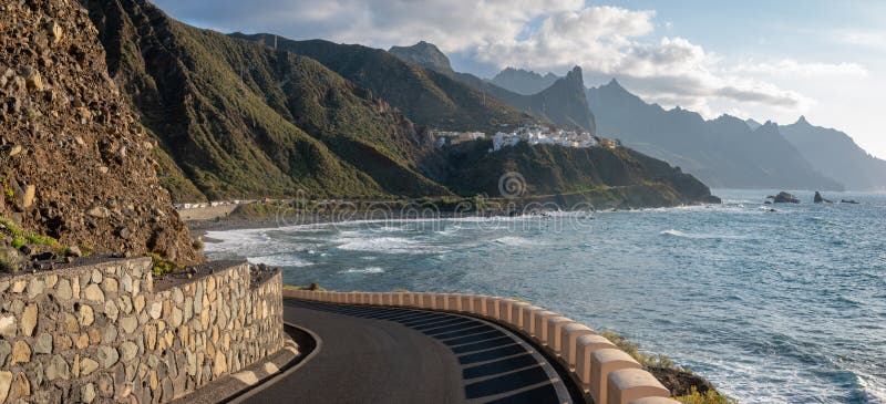Droga wzdłuż oceanu prowadzi denna wioska Almaciga, Dziesięć. Droga wzdłuż oceanu prowadzi denna wioska Almaciga, Tenerife