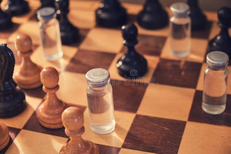 Um Jogo De Xadrez Onde Peças Pretas Fazem O Primeiro Movimento Foto de Stock - Imagem de estratégia, sucesso: 214035390