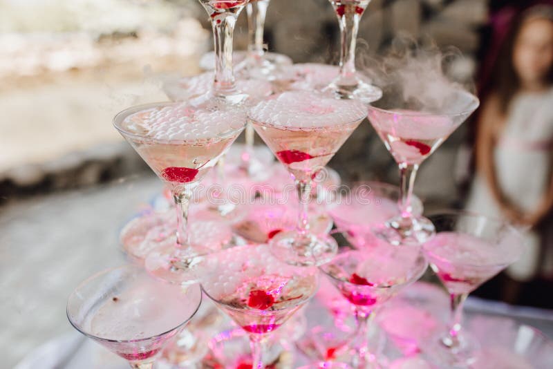 Droge het Glaspiramide van Ijsmartini met Rode Kers royalty-vrije stock afbeeldingen Droge het Glaspiramide van Ijsmartini met Rode Kers royalty-vrije stock afbeeldingen