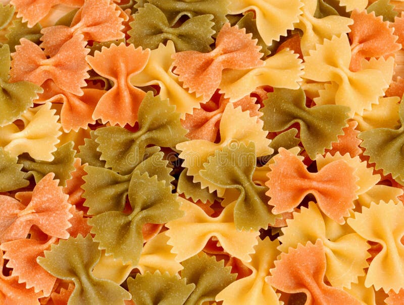 Gedroogde driekleurige farfalle pasta stock fotografie