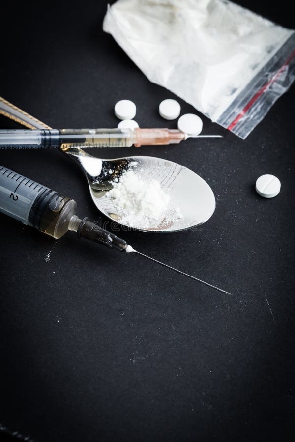 Drogenspritze und gekochtes Heroin lizenzfreie stockfotografie Drogenspritze und gekochtes Heroin lizenzfreie stockfotografie