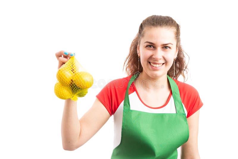 Drogheria della giovane donna o borsa al minuto del limone della tenuta del lavoratore fotografia stock libera da diritti Drogheria della giovane donna o borsa al minuto del limone della tenuta del lavoratore fotografia stock libera da diritti