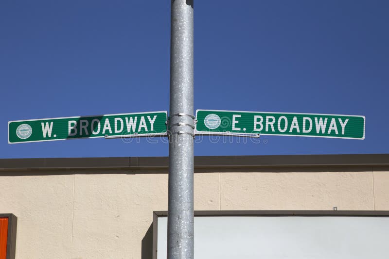 Drogowy znak dla Wschodniego i Zachodniego Broway, Południowy Boston, Massachusetts, usa obraz stock Drogowy znak dla Wschodniego i Zachodniego Broway, Południowy Boston, Massachusetts, usa obraz stock