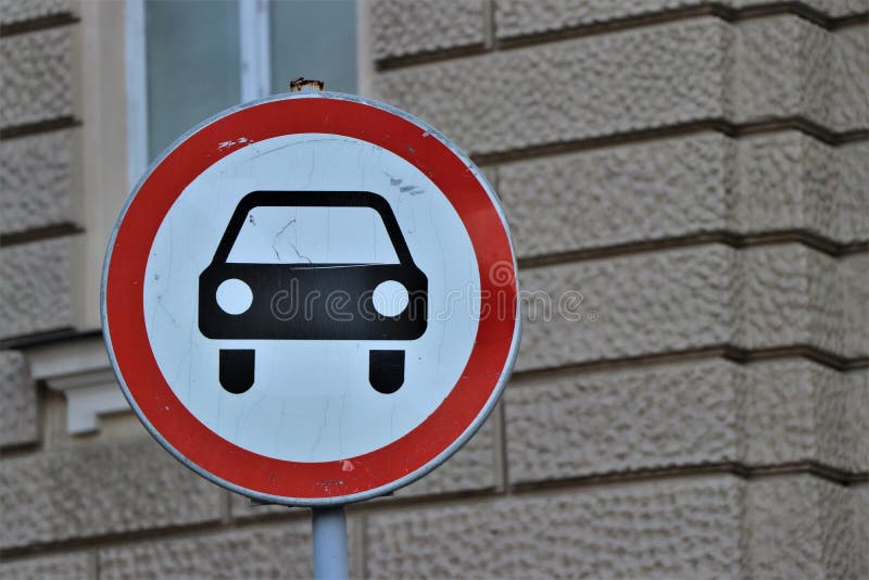 Drogowy znak z prohibicją transport samochody fotografia stock Drogowy znak z prohibicją transport samochody fotografia stock