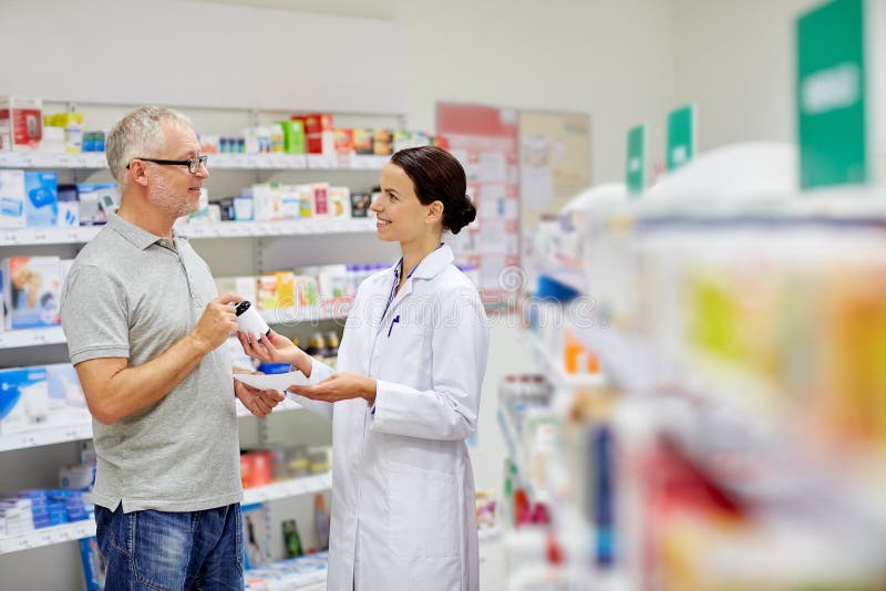 Drogue de achat de pharmacien et d'homme supérieur à la pharmacie photographie stock Drogue de achat de pharmacien et d'homme supérieur à la pharmacie photographie stock