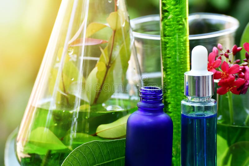 Drogue la investigación, la botánica orgánica natural y la cristalería científica, medicina verde alternativa de la hierba, cuida fotos de archivo libres de regalías