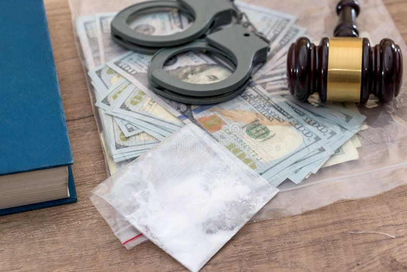 Drogues et substances interdites, dollar, livre, marteau de juge et menottes photographie stock libre de droits Drogues et substances interdites, dollar, livre, marteau de juge et menottes photographie stock libre de droits