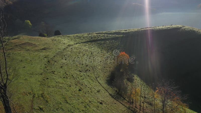 Drohblick auf eine Berghütte. Landschaftliche Nebellandschaft im Herbst mit verlassenen Häusern mit Strohdach.