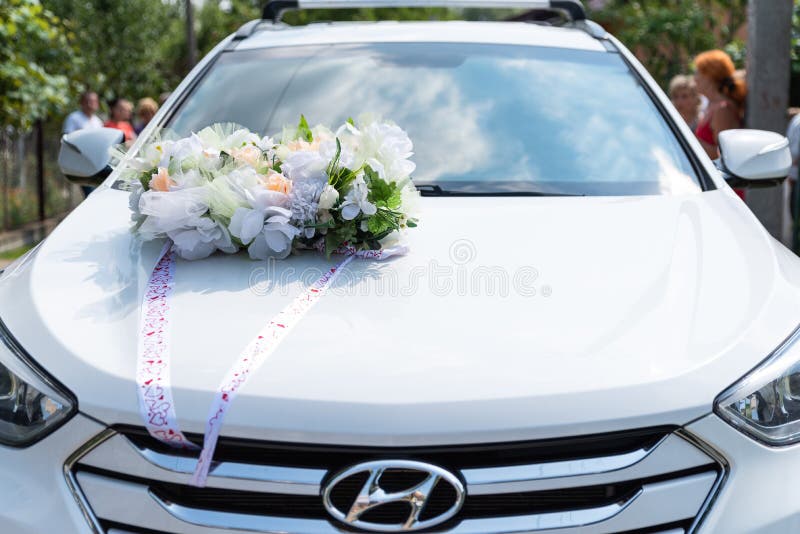 Drohobych Ukraina - Juli 22, 2018: Hyundai Santa Fe dekorerade på bröllopdagen, garnering på bilhuven, organisation av högtidligt arkivfoto Drohobych Ukraina - Juli 22, 2018: Hyundai Santa Fe dekorerade på bröllopdagen, garnering på bilhuven, organisation av högtidligt arkivfoto