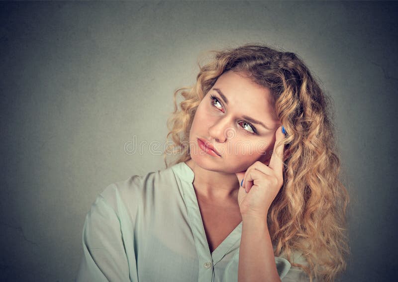 Dromende denkende droevige jonge vrouw royalty-vrije stock afbeeldingen Dromende denkende droevige jonge vrouw royalty-vrije stock afbeeldingen