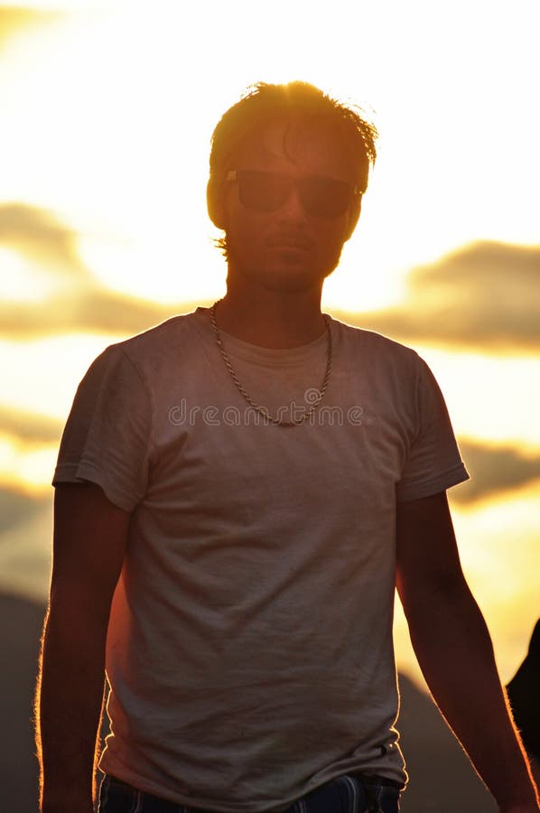 Dromerige hete knappe jonge mens als achtergrond in zonsondergang royalty-vrije stock foto's Dromerige hete knappe jonge mens als achtergrond in zonsondergang royalty-vrije stock foto's