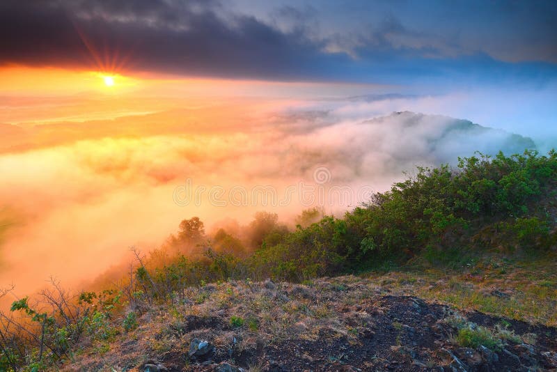 Dromerige meest forrest Zonsopgangwolken Bosheuvel De Nevelige pieken van de de herfstmist stock afbeeldingen Dromerige meest forrest Zonsopgangwolken Bosheuvel De Nevelige pieken van de de herfstmist stock afbeeldingen