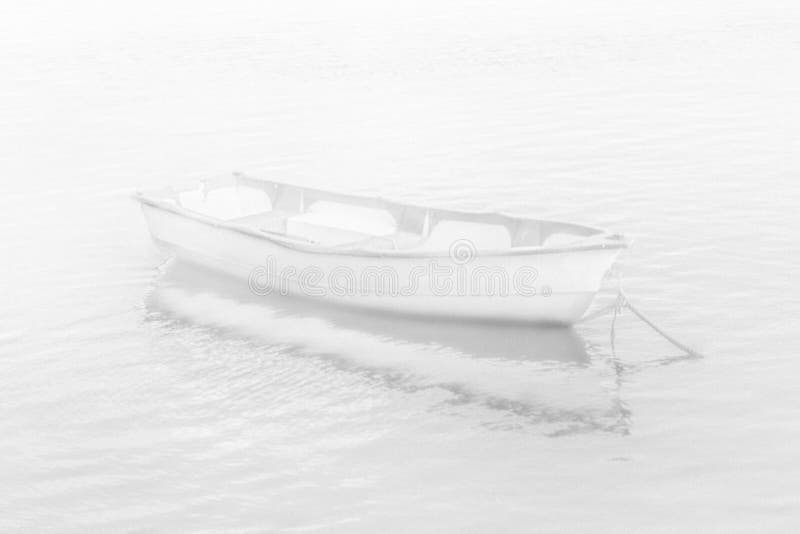 Dromerige Zwart-witte Boot op het Water royalty-vrije stock foto's