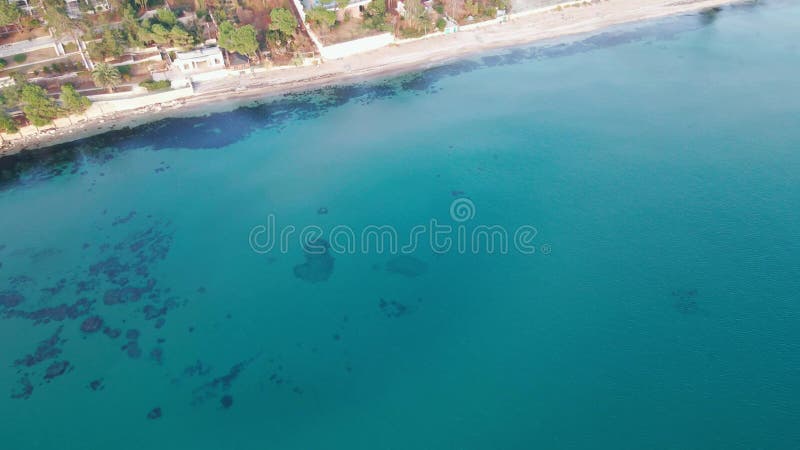 Dron sobrevolando una ciudad costera con el mar azul por la mañana en guzelce estambul turkey metrajes