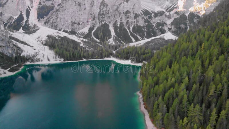 Drone aerial πετούν πάνω από ένα σκηνικό lago di braies στα δολομίτη φιλμ μικρού μήκους