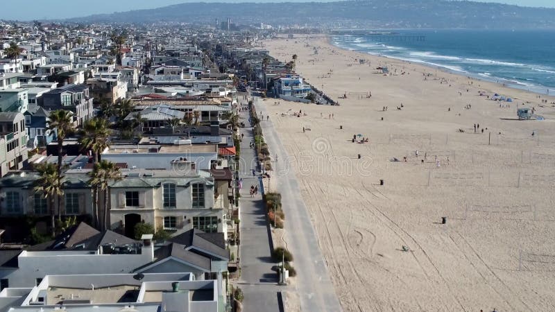 Drone aéreo shot of south bay los angeles captura la playa de manhattan y una ciudad costera almacen de metraje de vídeo