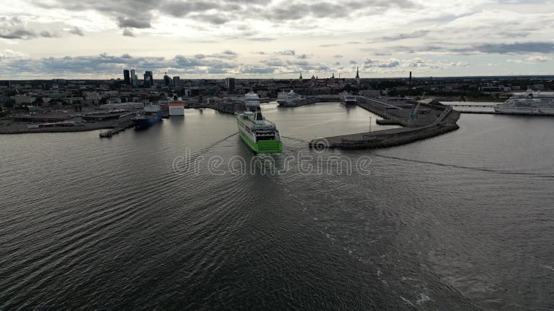 Drone aéreo vídeo del buque de crucero de anclaje de buques que regresa a la bahía del puerto.