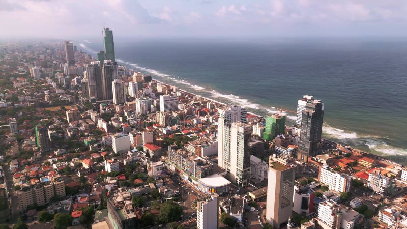 Drone Aérien De Colombo Côte Urbaine Avec Gratte-Ciel Et Maisons banque de vidéos