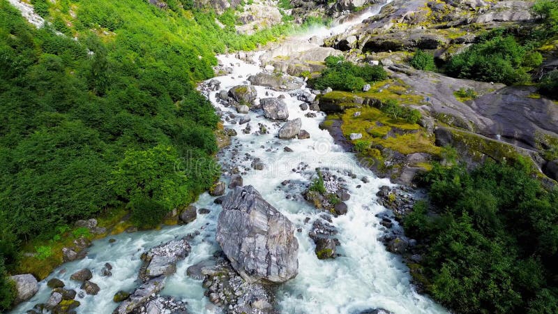 Drone Blick auf das Gletschertal Brenndalsbreen in Jostedalsbreen Nationalpark Grün und Fluss Flow stock video footage