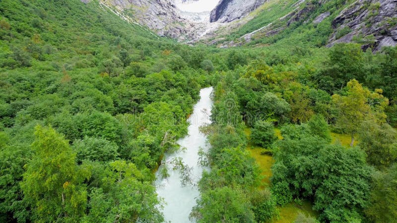 Drone Blick auf das Gletschertal Brenndalsbreen in Jostedalsbreen Nationalpark Grün und Fluss Flow stock video