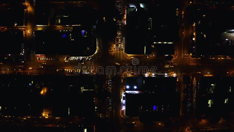 Drone de voitures route et nuit en ville arrière-plan pour Voyage réseau de rues infrastructure et trafic avec vue aérienne