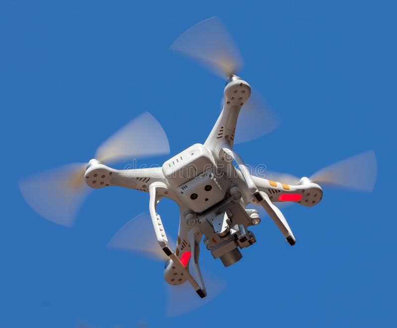 Drone em voo no céu azul imagem de stock