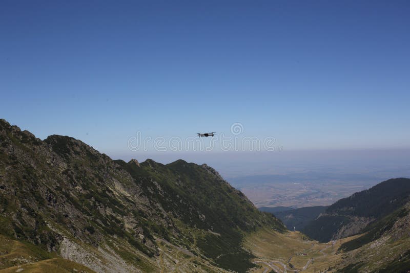 Drone DJI Mavic Pro загораживает воздух в горах Румынии, на горе Трансфагарасан стоковые фото Drone DJI Mavic Pro загораживает воздух в горах Румынии, на горе Трансфагарасан стоковые фото