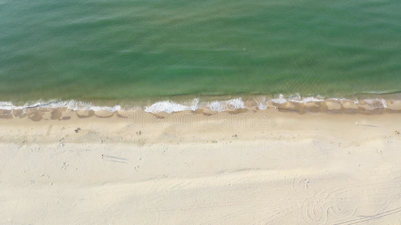 Drone filmado na borda das águas oceânicas