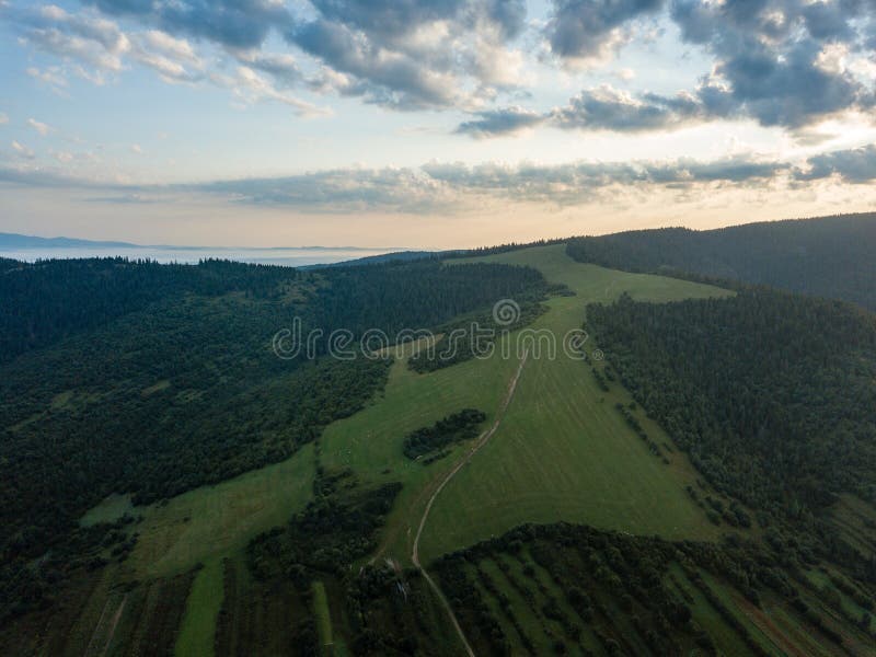 Obrázok dronu. letecký pohľad na horské vidiecke oblasti Slovenska, obce Zuberec a Habovka z výšky