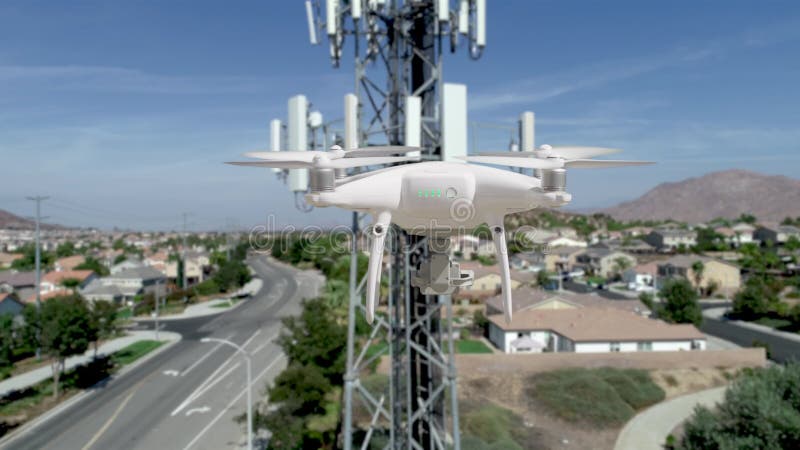 Drone Real UAV Quadcopter Που πετάει πάνω και γύρω από τον επιθεωρούμενο κυτταρικό πύργο απόθεμα βίντεο