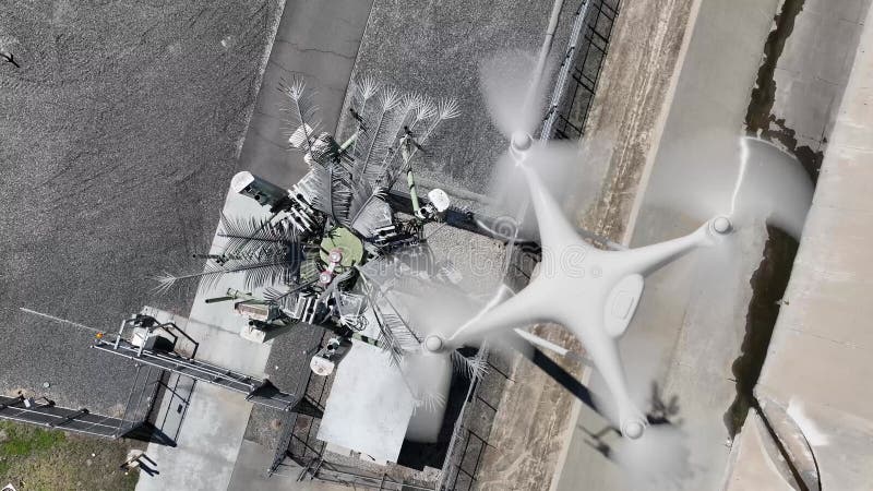 Drone Real UAV Quadcopter Που πετάει πάνω και γύρω από τον επιθεωρούμενο κυτταρικό πύργο απόθεμα βίντεο