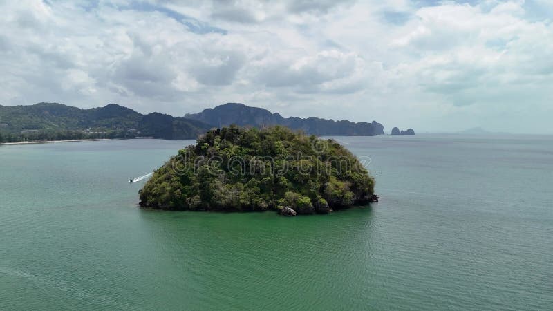 Drone shot nong thale μπροστά από την παραλία nopharat thara στο ao nang krabi ταϊλάνδη φιλμ μικρού μήκους