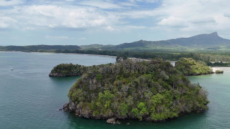 Drone shot των νησίδων κοντά στην παραλία nopharat thara στο ao nang krabi ταϊλάνδη απόθεμα βίντεο