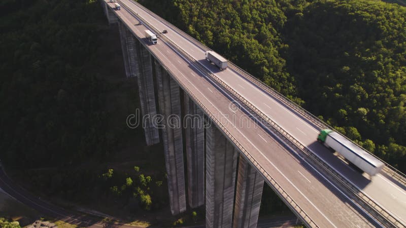 Drone suit la conduite de semi-camion blanc chargé sur le viaduc de bebresh banque de vidéos