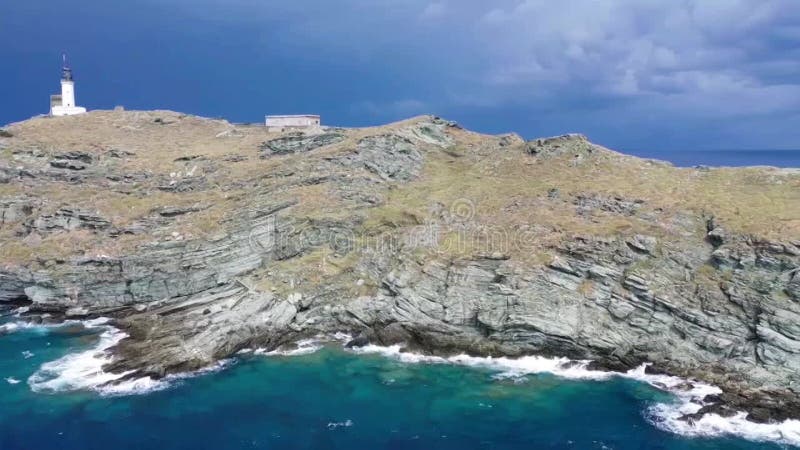 Drone vidéo de l'île giraglia et du phare dans la mer méditerranée bleue cap corse hautecorse corsica france