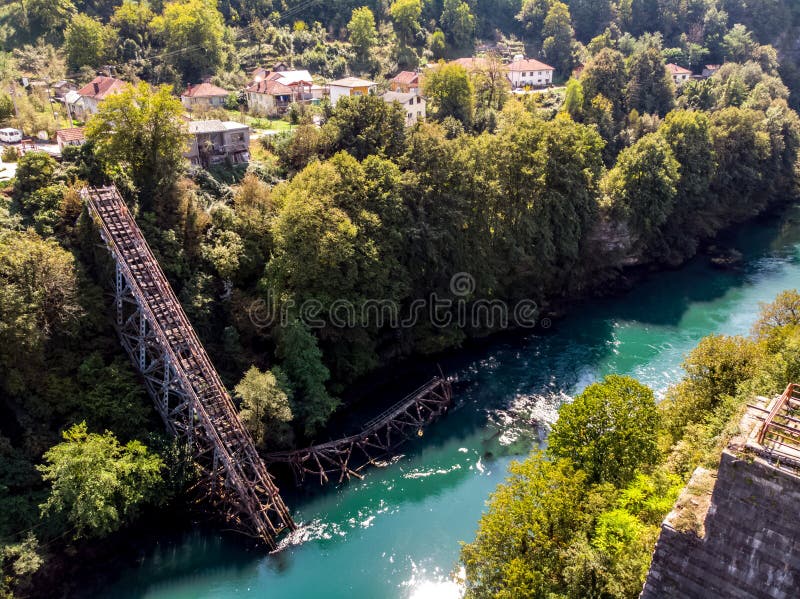 Trompeta sobre el destruido vias ferreas puente en un rio durante la guerra en a.