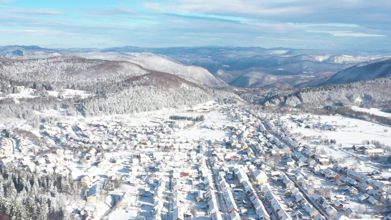 Drone vue aérienne de la ville de delnice en croatie banque de vidéos