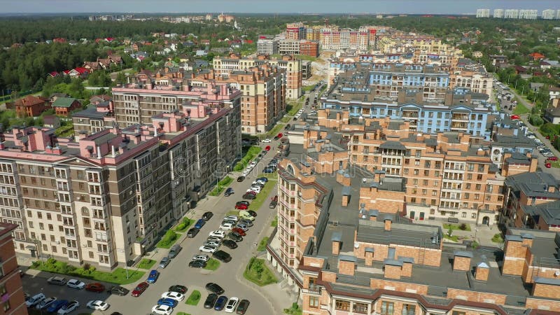 Drone vue aérienne sur résidences immeubles bas opalikha o3 maisons toits voitures gens. vol au-dessus des bâtiments toits clips vidéos