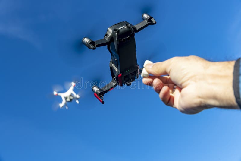 Μια ομάδα από πολλά drones πετάει μαζί στον αέρα με φόντο έναν γαλάζιο ουρανό περιμένοντας να ταΐσουν στοκ εικόνες με δικαίωμα ελεύθερης χρήσης
