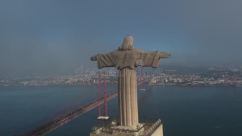 Drones aéreos de lisboa con el icónico ponte 25 de abril bridge y la estatua de cristo rei. metrajes