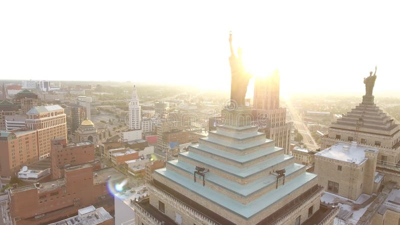 Drones aéreos sobrevolando edificios de búfalo en nueva york con un cielo soleado y brillante metrajes