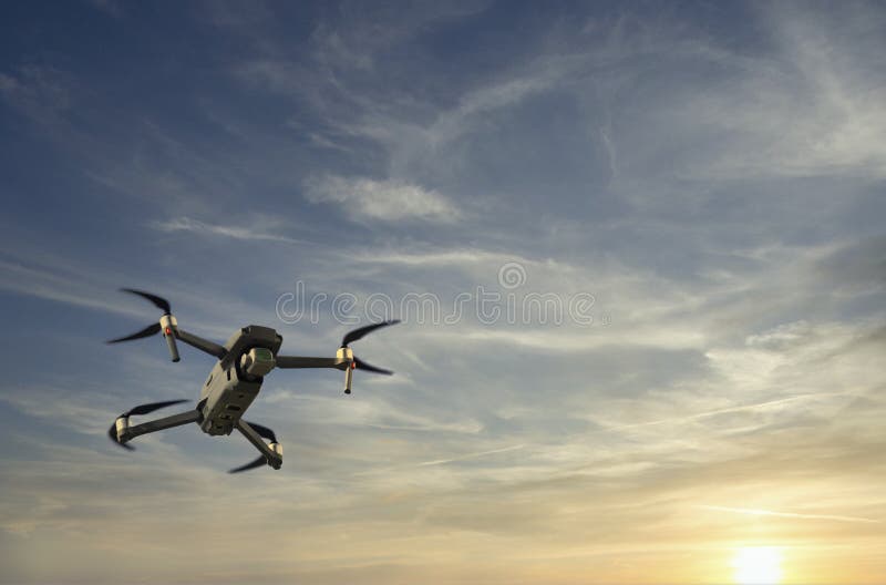 Drones Volando De Noche Contra El Cielo Oscuro Imagen de archivo