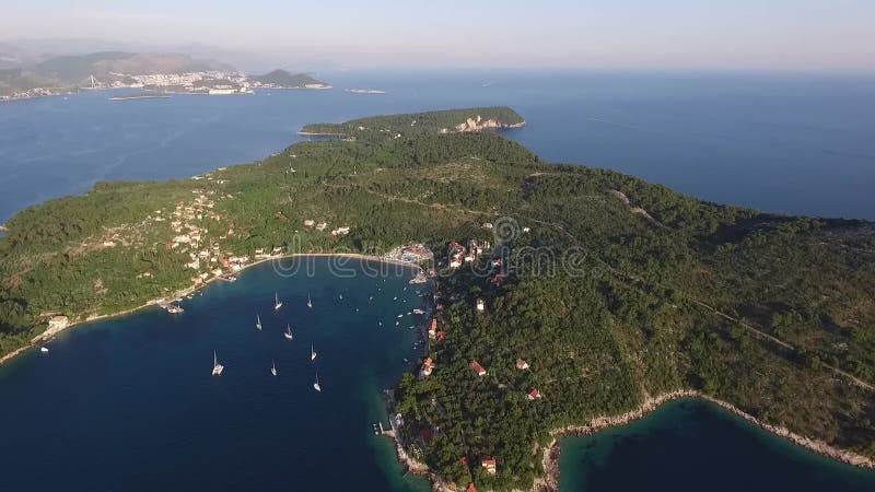 Dronflygning nära ön kolochep croatia. Yachter förtöjda i havet längs öns kust i det adriatiska havet