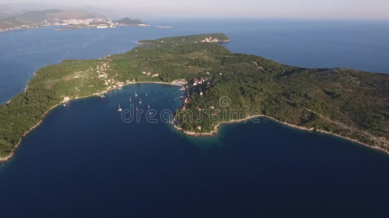 Dronflygning nära ön kolochep croatia. Yachter förtöjda i havet längs öns kust i det adriatiska havet